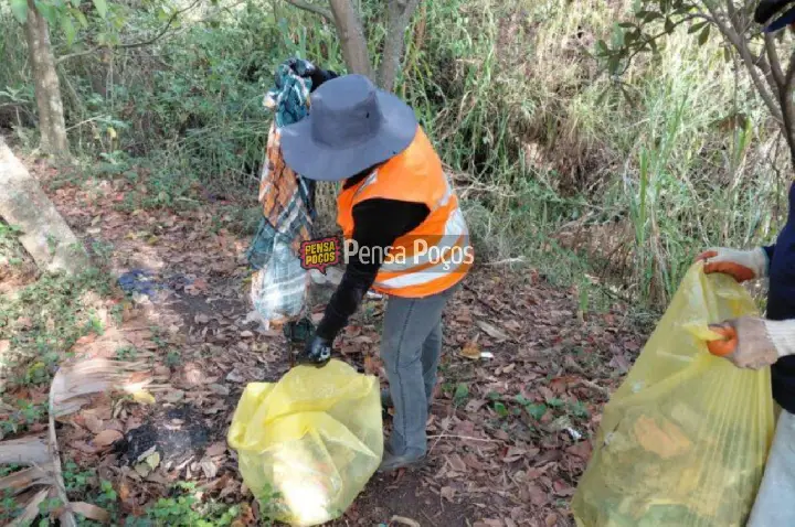 3 toneladas de lixo retiradas do córrego da Av. Pedro Galha