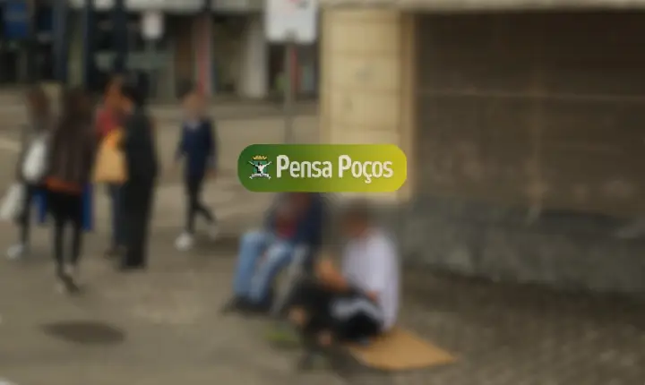 Ambulantes em local proibido geram críticas no centro de Poços