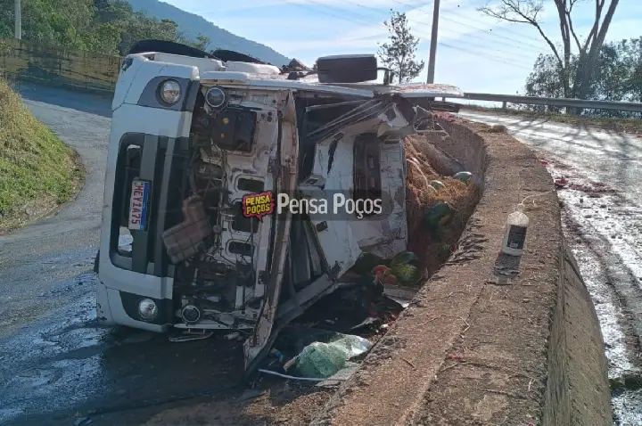 Caminhão carregado de melancias tomba na Serra do Campestrinho