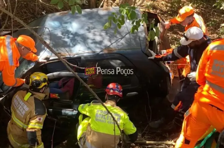Colisão na MGC-491 joga carro em ribanceira e motorista fica ferida