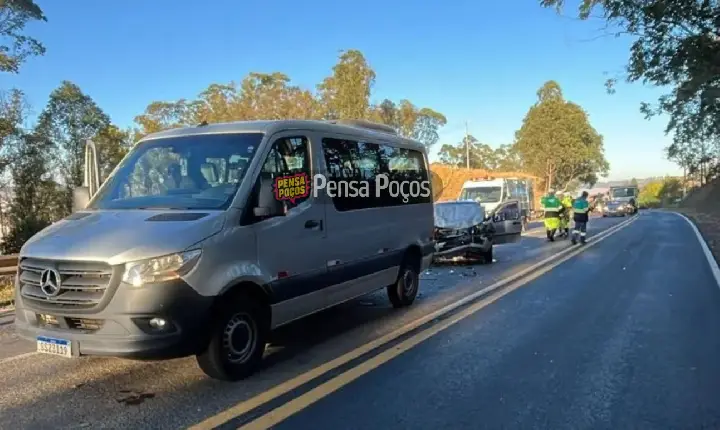 Colisão na rodovia do contorno deixa duas pessoas feridas em Poços de Caldas