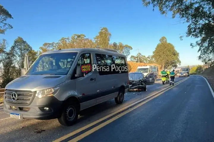 Colisão na rodovia do contorno deixa duas pessoas feridas em Poços de Caldas