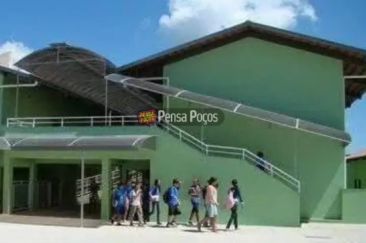 Falta de professor causa mudanças no horário escolar em Poços