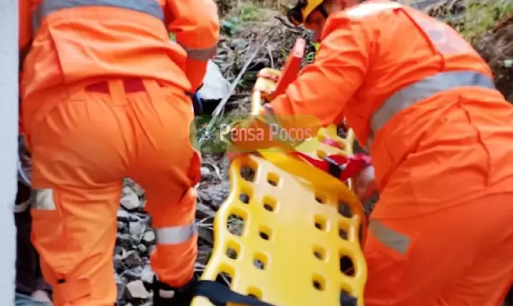 Homem fica ferido após cair de barranco nos fundos de prédio no Centro