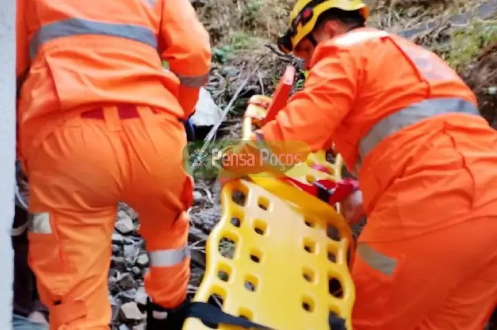 Homem fica ferido após cair de barranco nos fundos de prédio no Centro