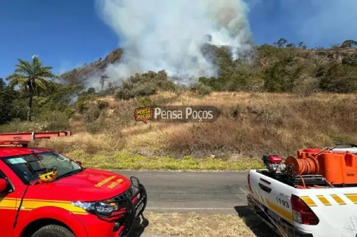 Incêndio de grandes proporções consome vegetação na região da Cascata das Antas, em Poços de Caldas