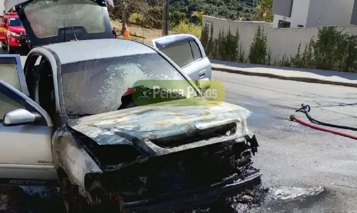 Incêndio em carro mobiliza bombeiros no Bairro Jardim Vitória