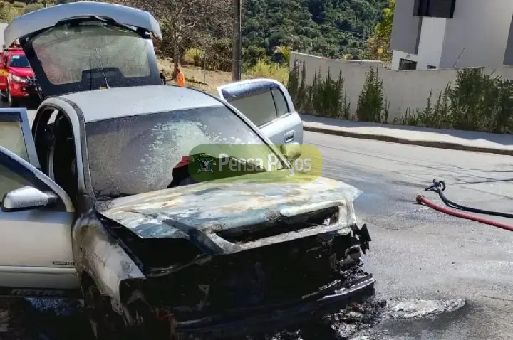 Incêndio em carro mobiliza bombeiros no Bairro Jardim Vitória