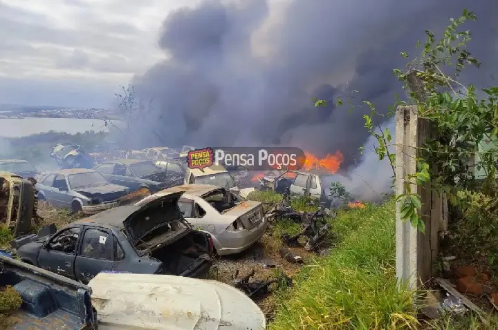 Incêndio misterioso destrói 100 veículos em pátio do Detran