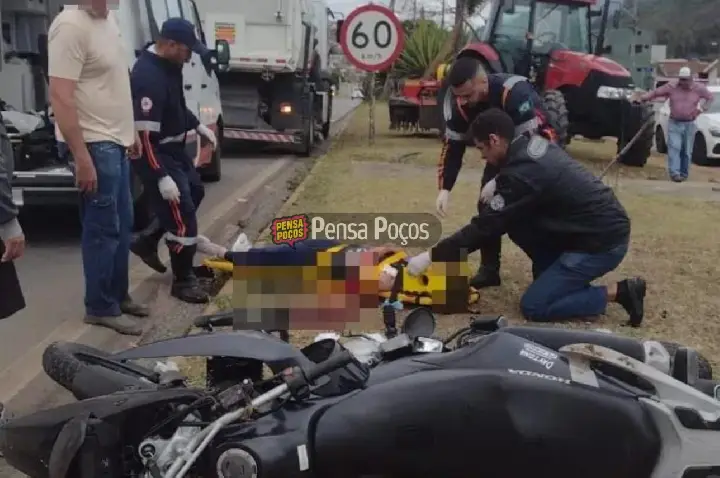 Jovem motociclista sofre acidente brutal em avenida de Poços