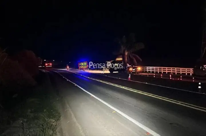 Motociclista sem CNH fica ferido em batida com carro na rodovia do Contorno