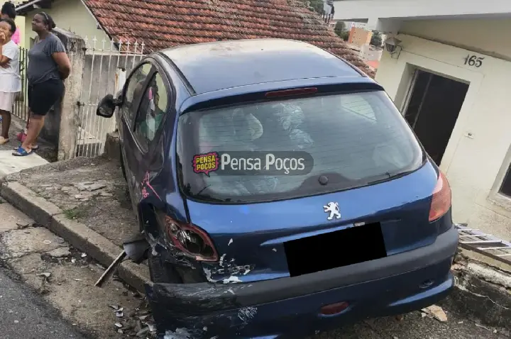 Motorista desmaia ao volante e carro invade residência em Poços