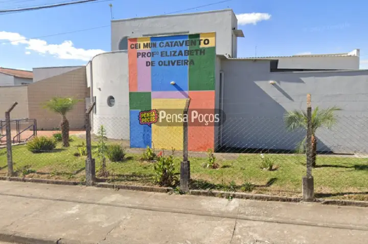 Mulher em surto invade creche e ataca servidores em Poços