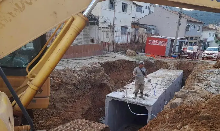 Obra na Avenida Ubirajara Machado de Moraes avança lentamente e moradores reclamam de transtornos