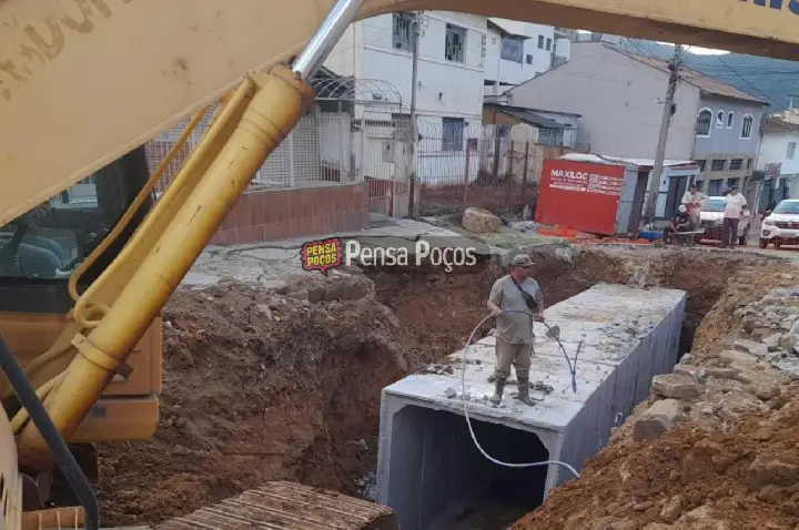 Obra na Avenida Ubirajara Machado de Moraes avança lentamente e moradores reclamam de transtornos