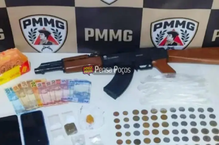 PM desmonta ponto de tráfico e encontra réplica de fuzil AK-47