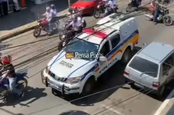 PM interrompe cortejo fúnebre com spray de pimenta e revolta moradores em Botelhos