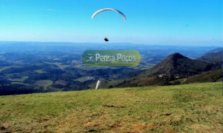 Policial militar sofre queda durante voo livre na Serra do Cristo em Poços de Caldas