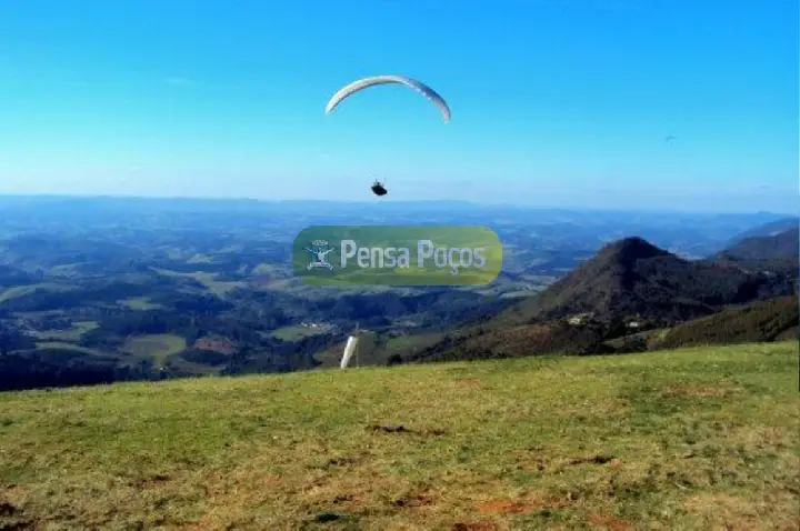 Policial militar sofre queda durante voo livre na Serra do Cristo em Poços de Caldas
