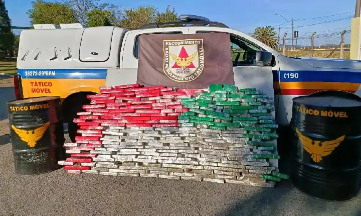 Três homens presos com 144 kg de maconha deixam a cadeia em Poços
