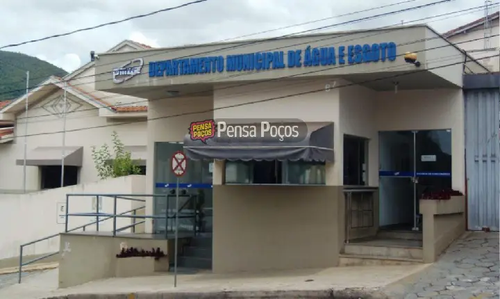 Vereadores apuram denúncia de obra parada e pagamento antecipado em empresa pública de Poços