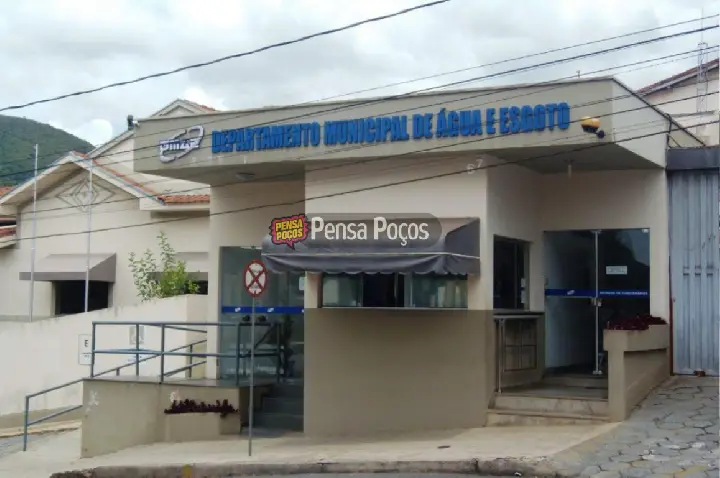 Vereadores apuram denúncia de obra parada e pagamento antecipado em empresa pública de Poços