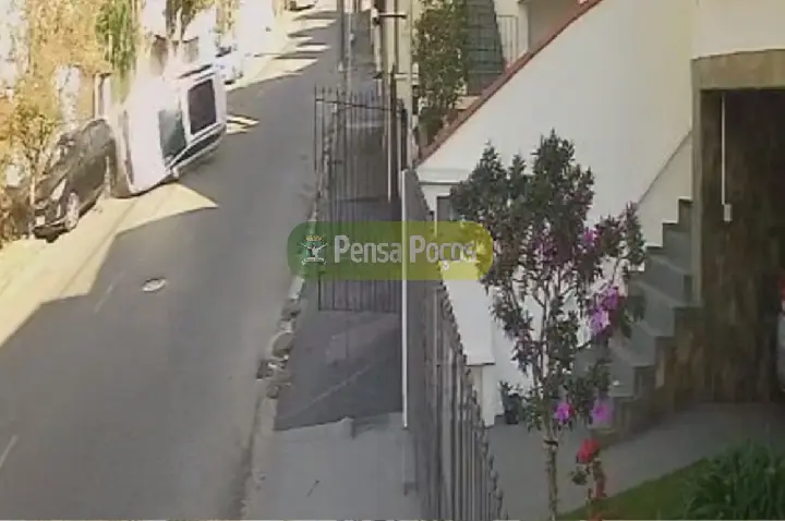 Vídeo desmente versão de motorista sobre capotamento no bairro Santa Ângela em Poços de Caldas