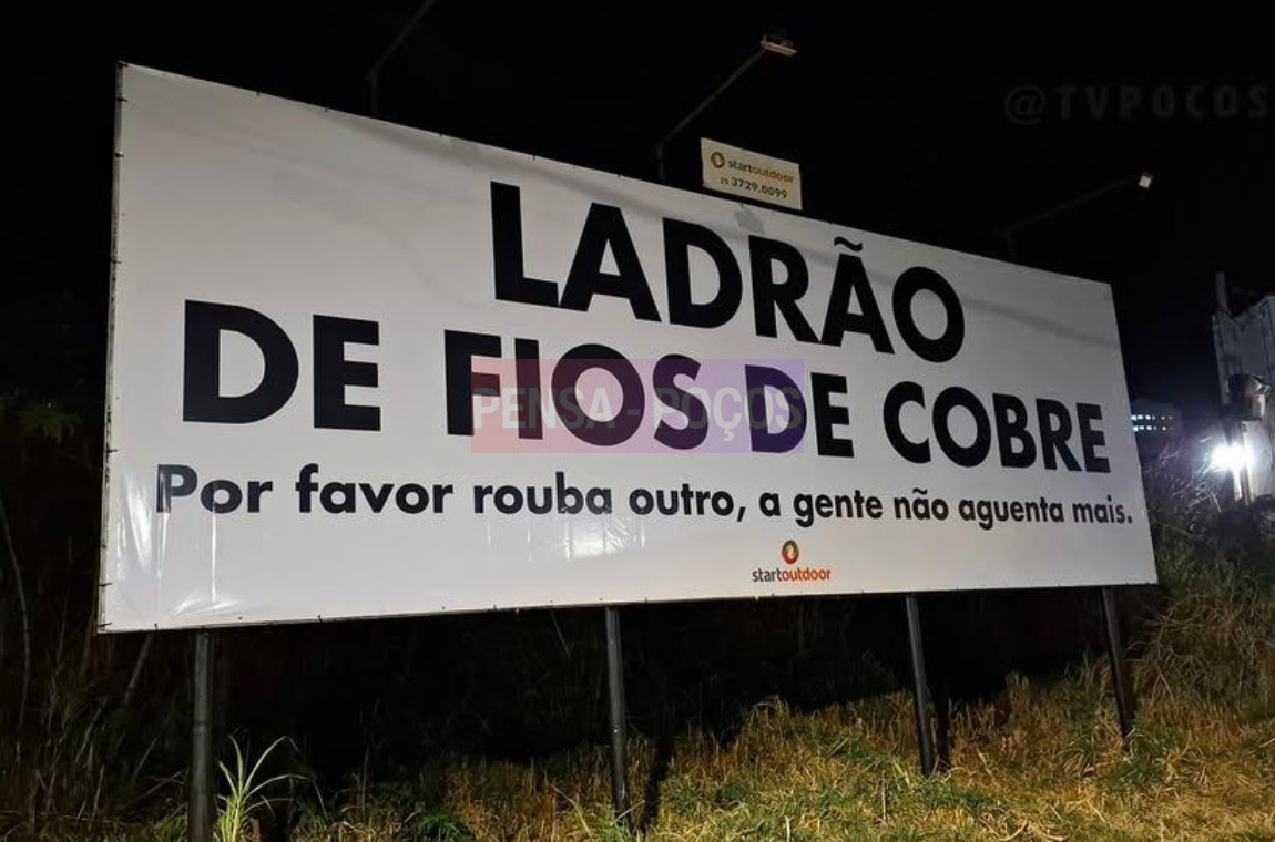 A que ponto chegamos, meu Deus: Outdoor em Poços pede que ladrões parem de roubar fios