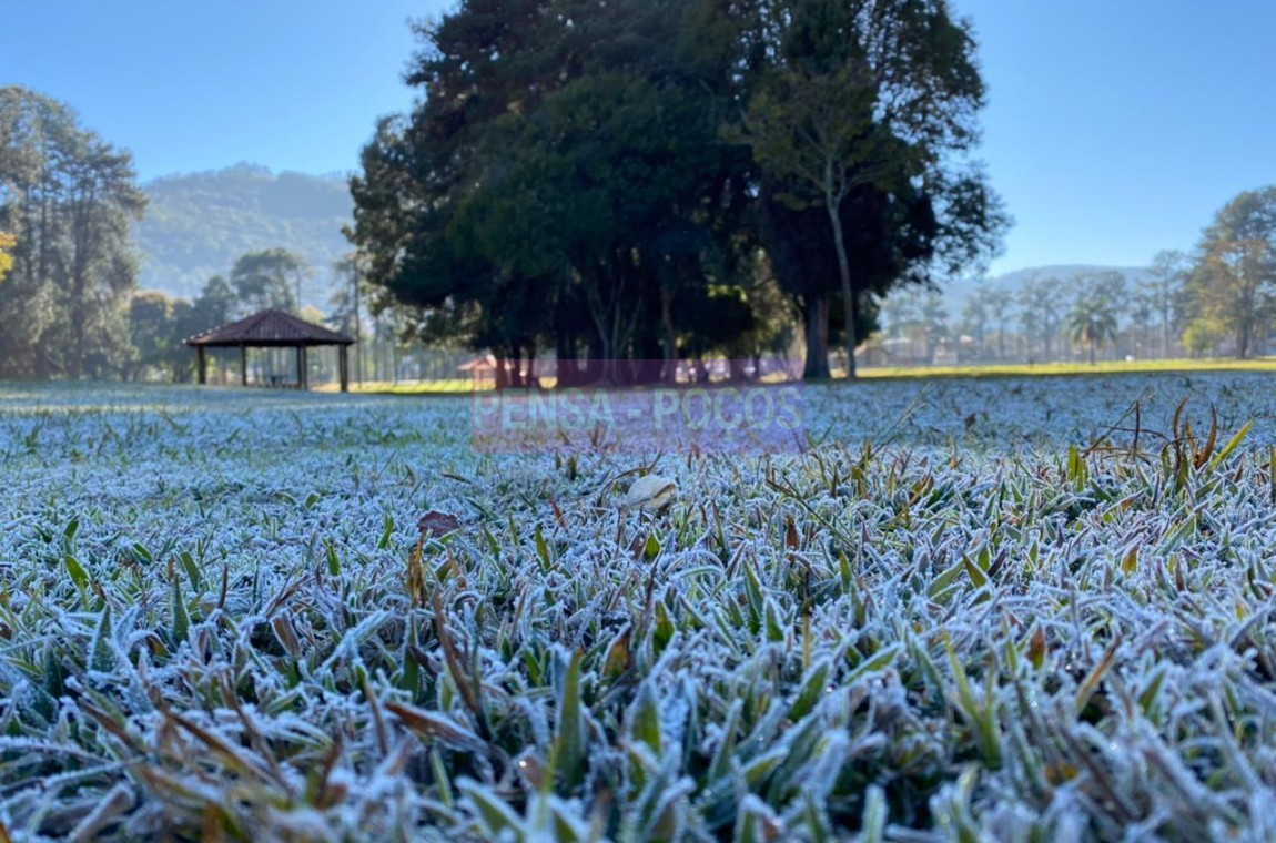 Monte Verde registra temperaturas abaixo de zero e chama atenção de turistas