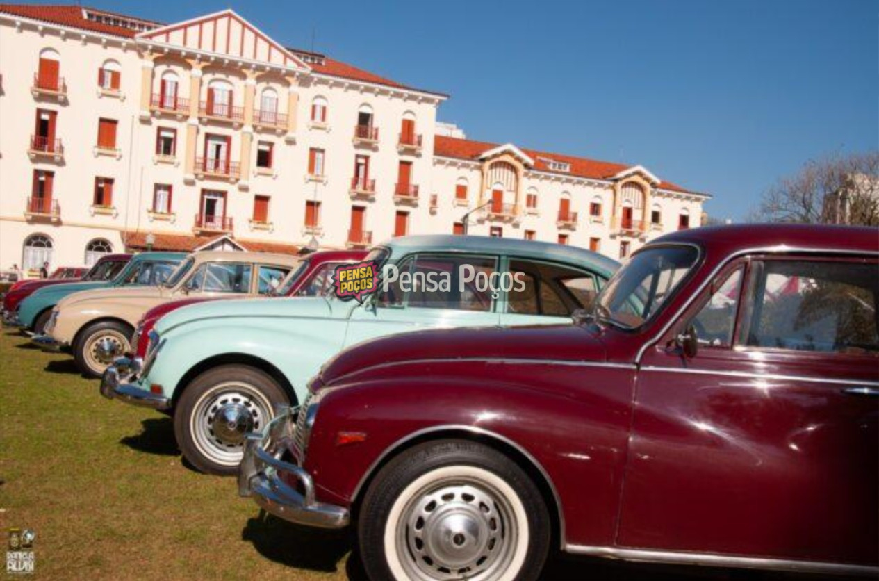 21º Blue Cloud leva carros raros e música ao centro de Poços