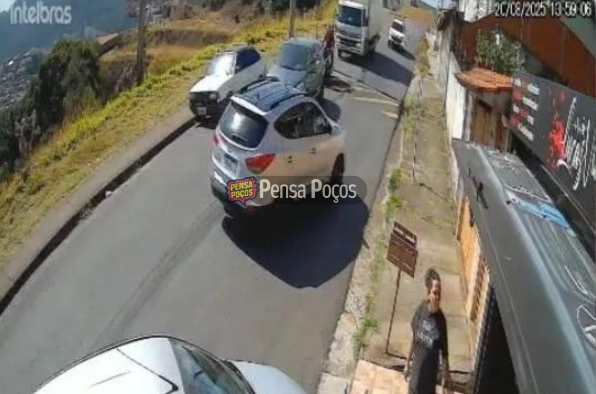 Acidente com três veículos mobiliza equipes na zona leste de Poços de Caldas