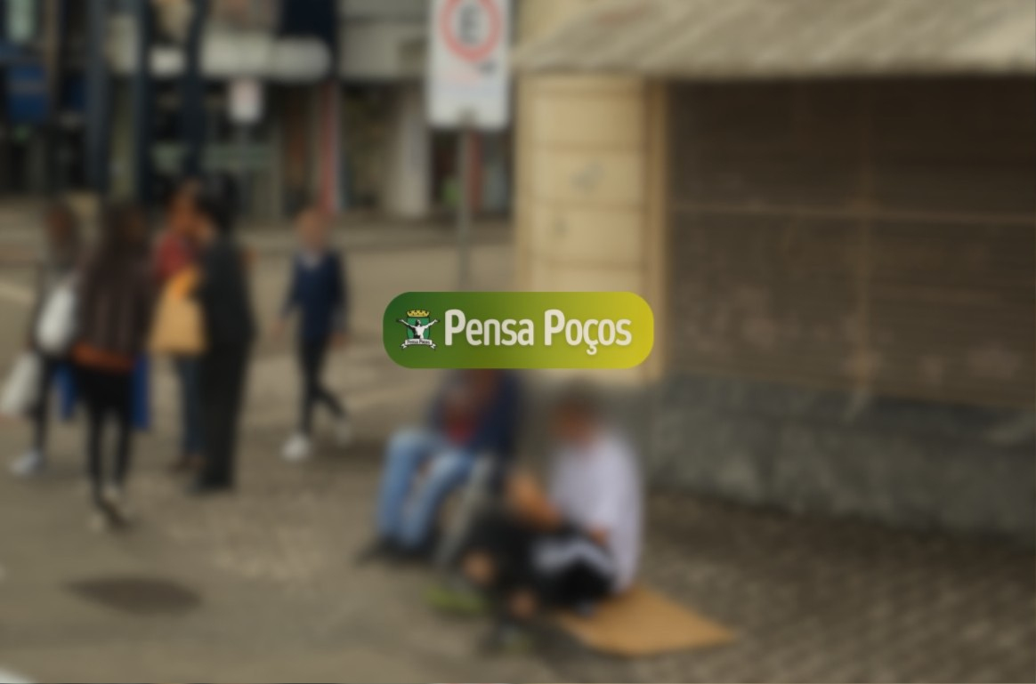 Ambulantes em local proibido geram críticas no centro de Poços