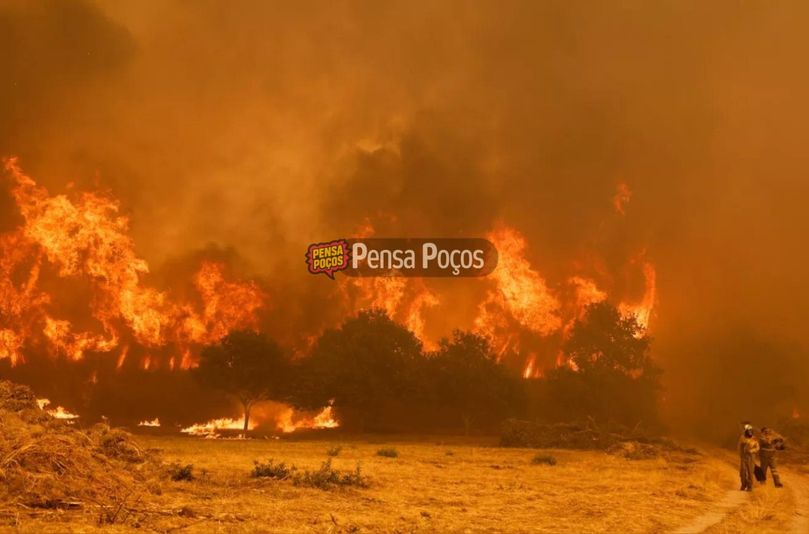 Incêndio de grandes proporções atinge morro da Fepasa em Poços de Caldas