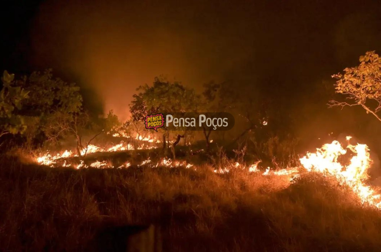 Incêndio destrói 5 hectares e mobiliza bombeiros por horas