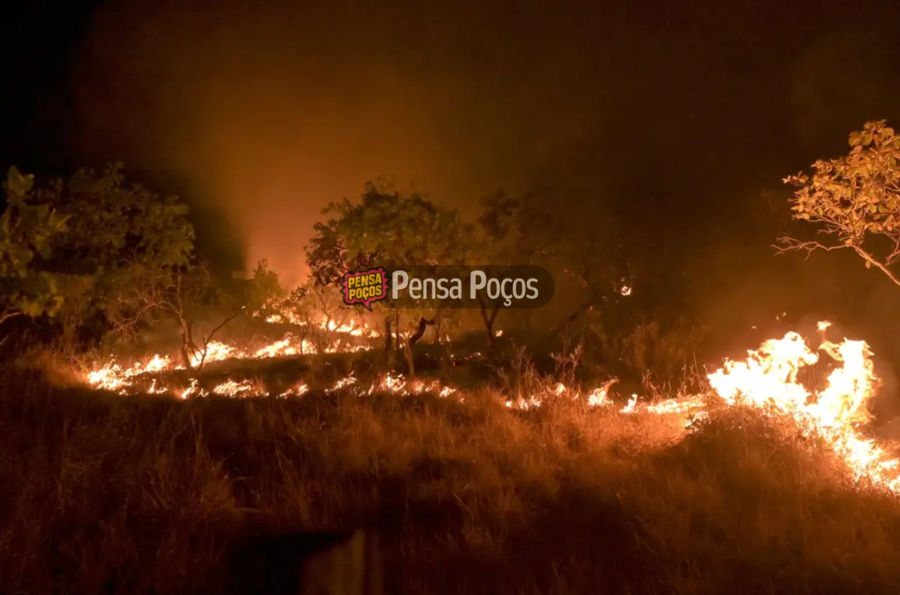 Incêndio destrói um hectare de mata e mobiliza Corpo de Bombeiros em Poços