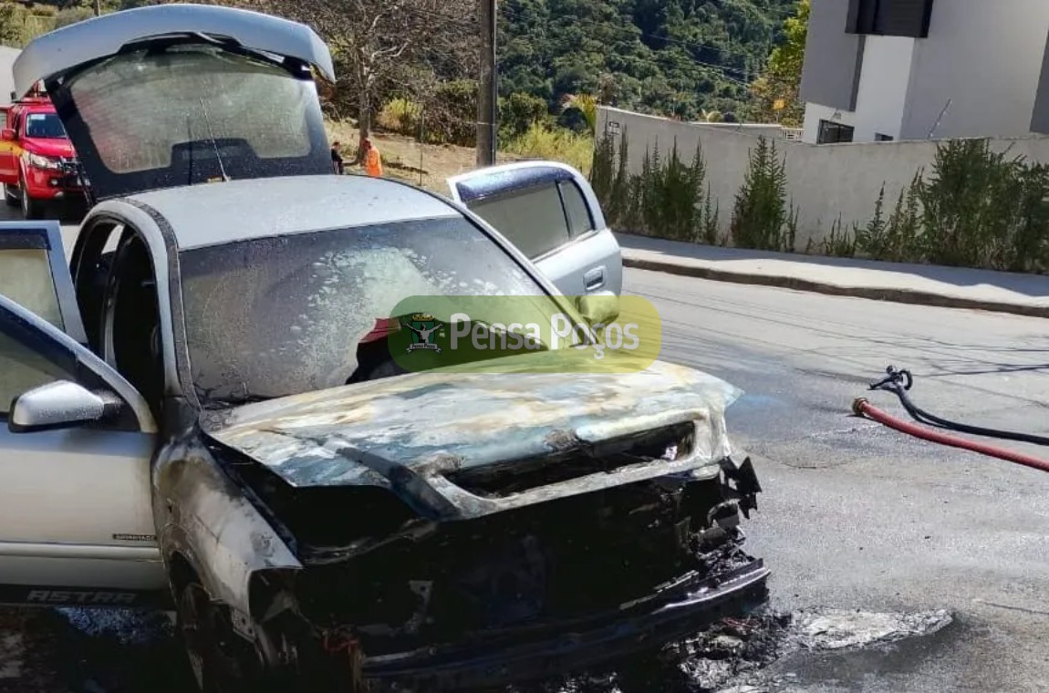 Incêndio em carro mobiliza bombeiros no Bairro Jardim Vitória