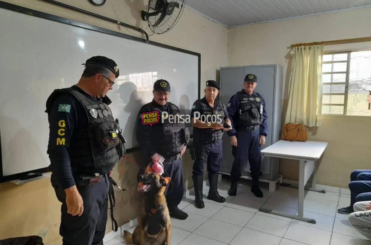 K9 Luna rouba a cena em palestra da GCM para alunos em Poços
