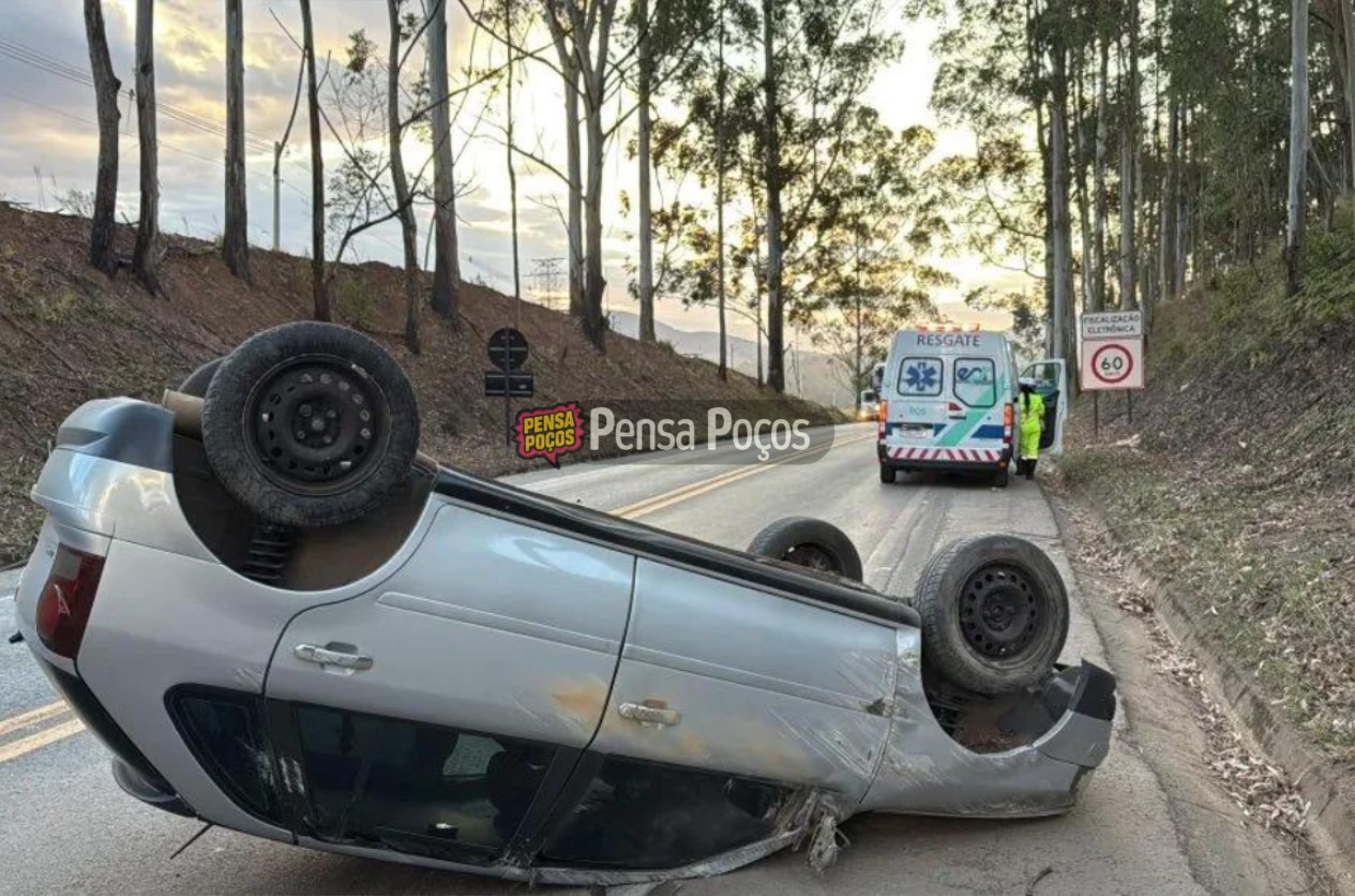 Motorista capota carro na Rodovia do Contorno em Poços