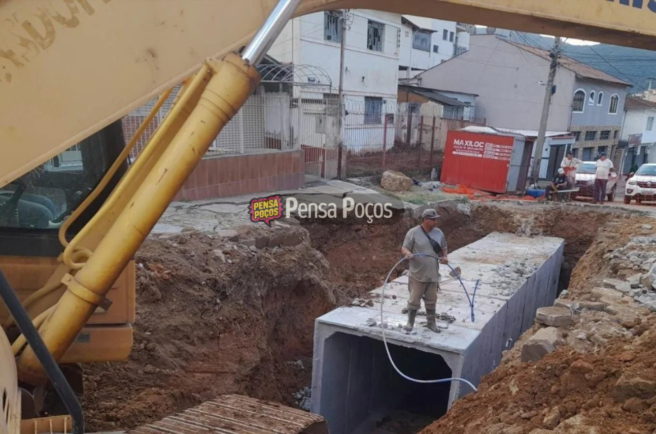 Obra na Avenida Ubirajara Machado de Moraes avança lentamente e moradores reclamam de transtornos