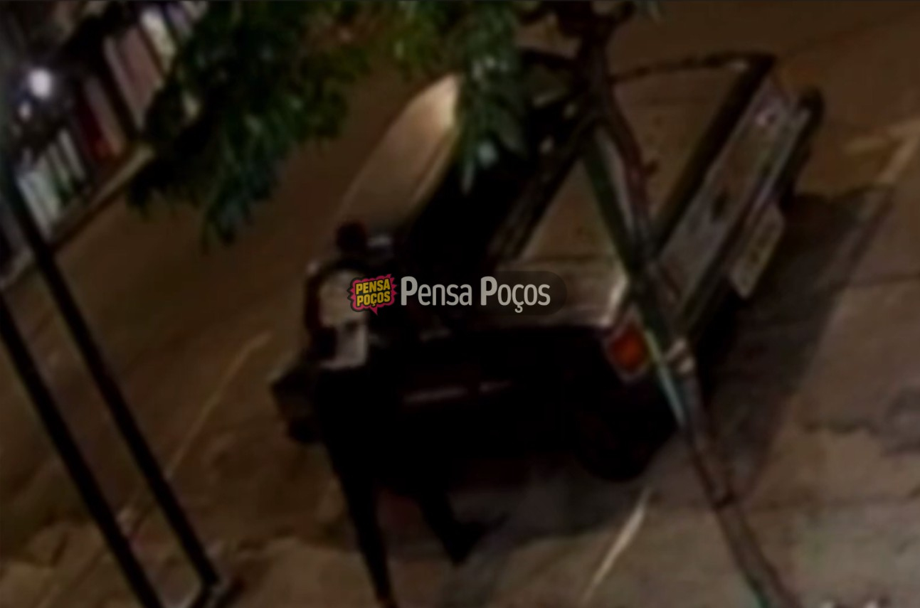 Opala de bombeiro furtado no Centro de Poços é encontrado abandonado; suspeito segue foragido