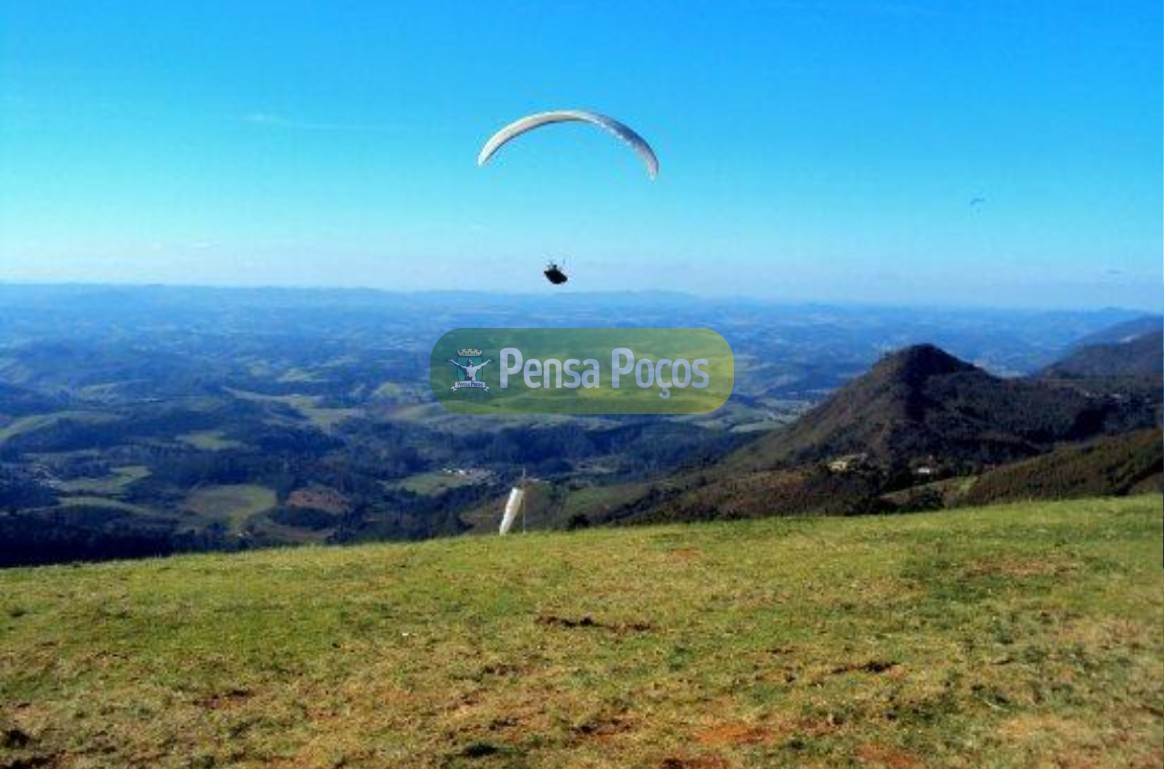 Policial militar sofre queda durante voo livre na Serra do Cristo em Poços de Caldas