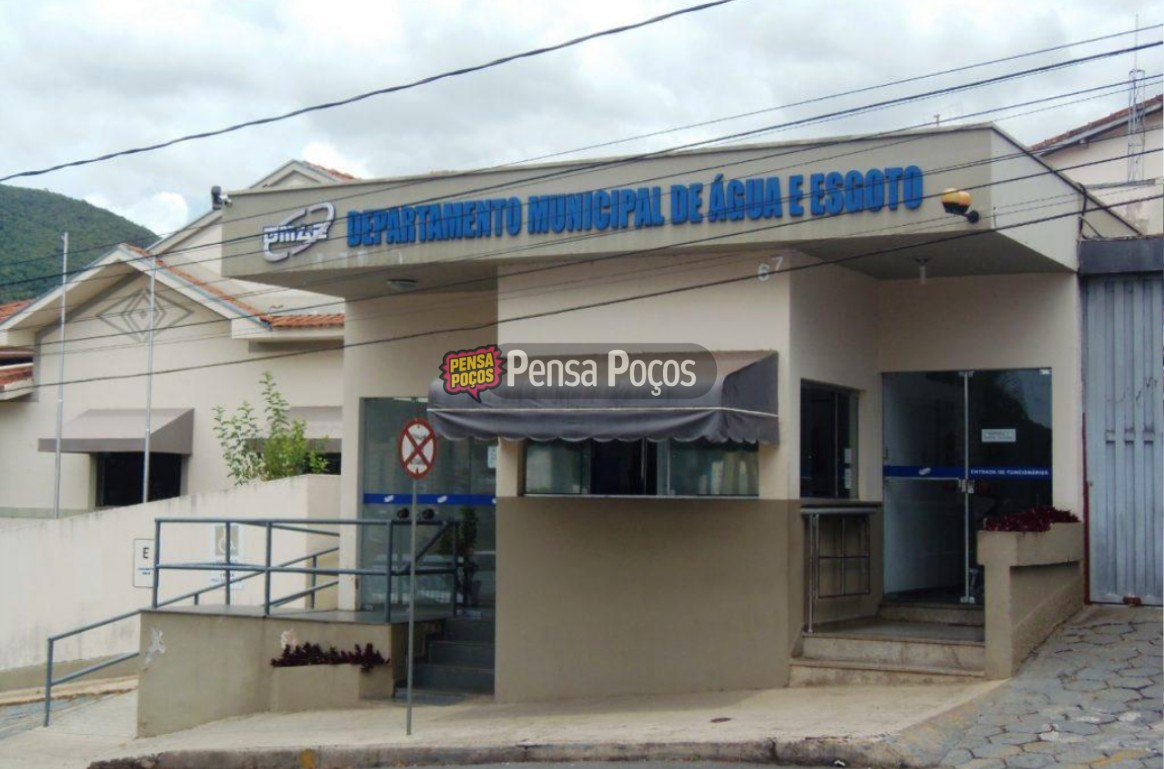 Vereadores apuram denúncia de obra parada e pagamento antecipado em empresa pública de Poços