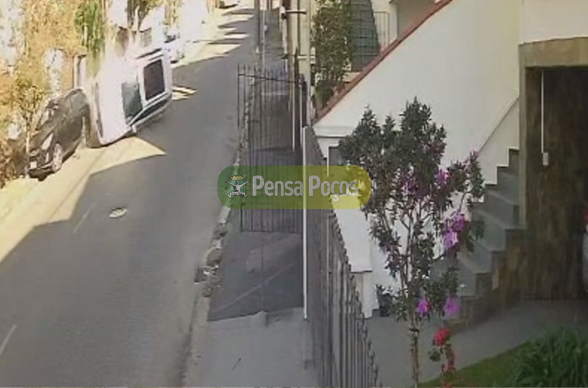 Vídeo desmente versão de motorista sobre capotamento no bairro Santa Ângela em Poços de Caldas
