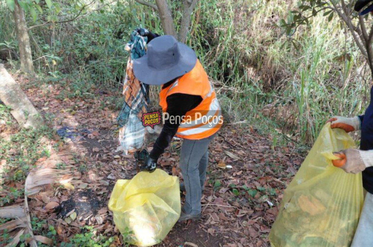 3 toneladas de lixo retiradas do córrego da Av. Pedro Galha