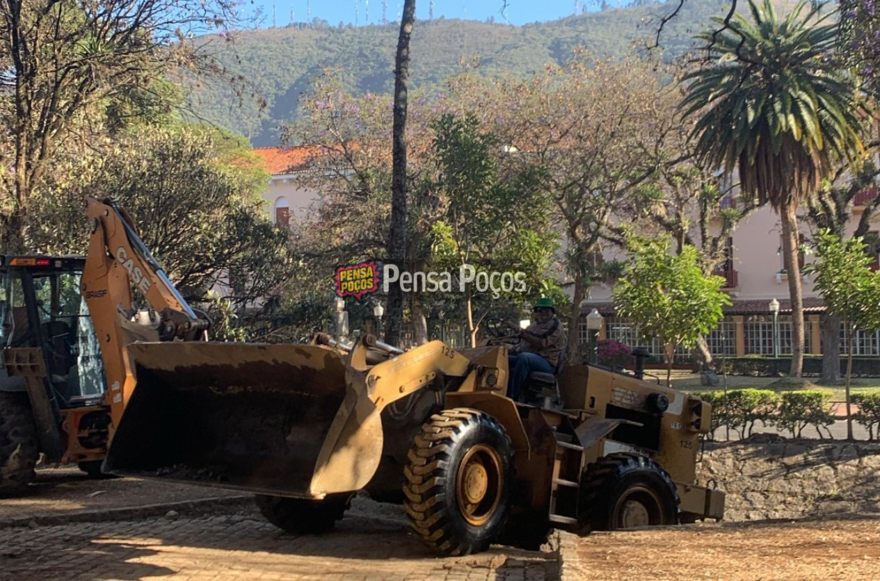 Após denúncia, Prefeitura inicia limpeza dos córregos no centro de Poços de Caldas