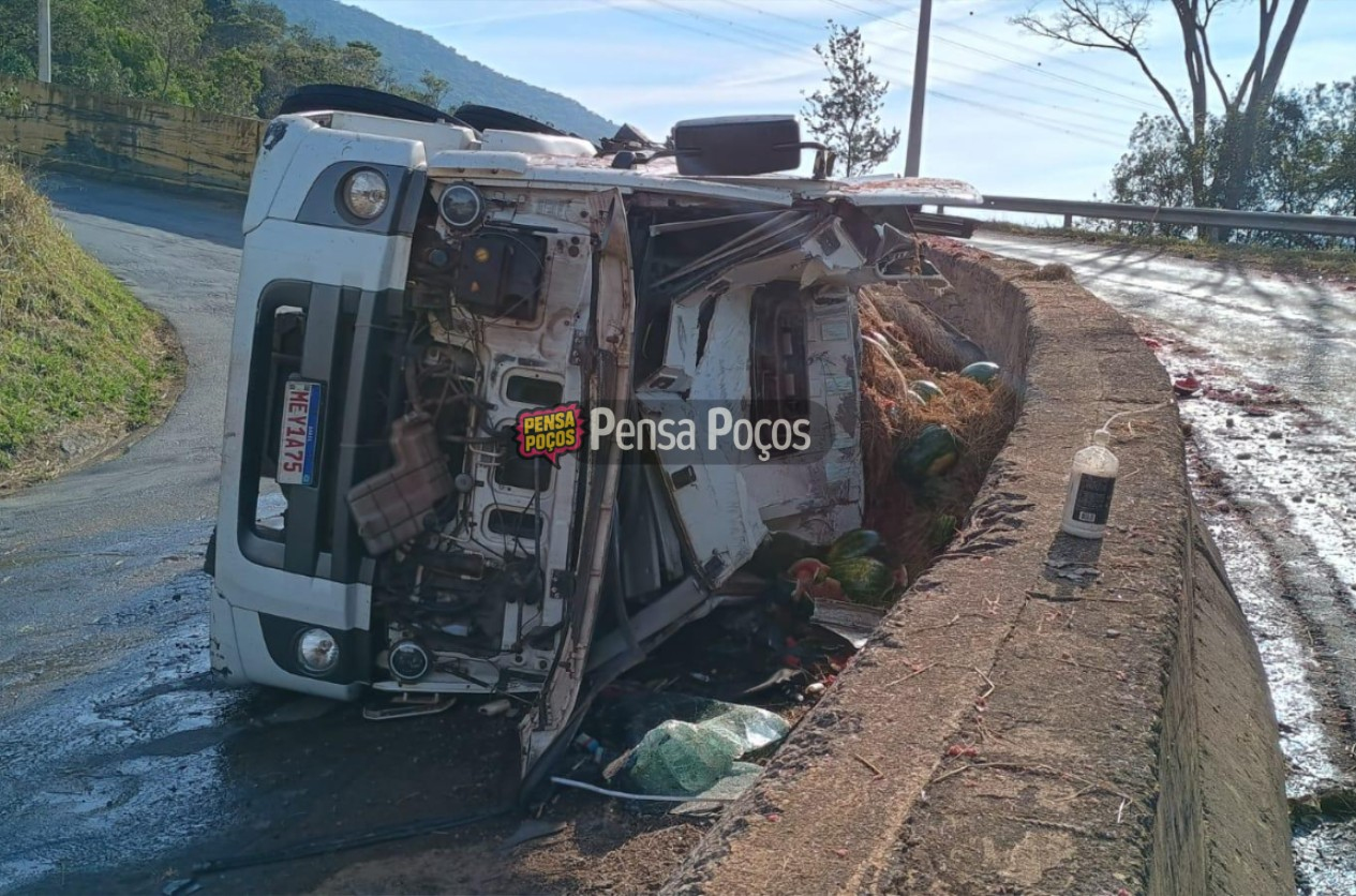 Caminhão carregado de melancias tomba na Serra do Campestrinho