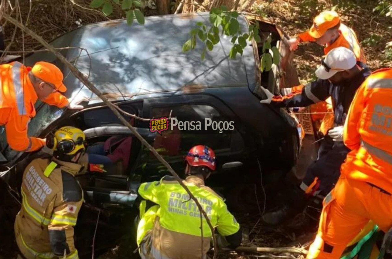 Colisão na MGC-491 joga carro em ribanceira e motorista fica ferida
