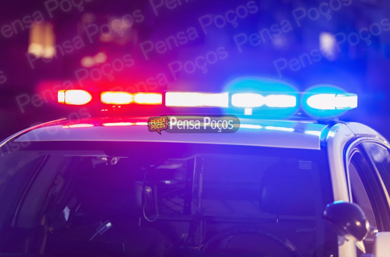 Homem é flagrado jogando entulho em avenida de Poços