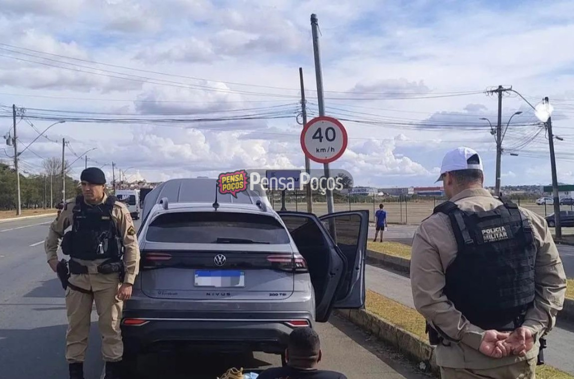 Homem é preso dirigindo carro roubado do Rio em Poços