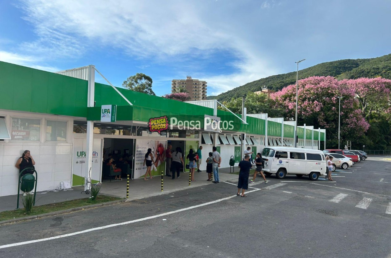 Homem pinga cola instantânea no olho achando que era colírio em Poços
